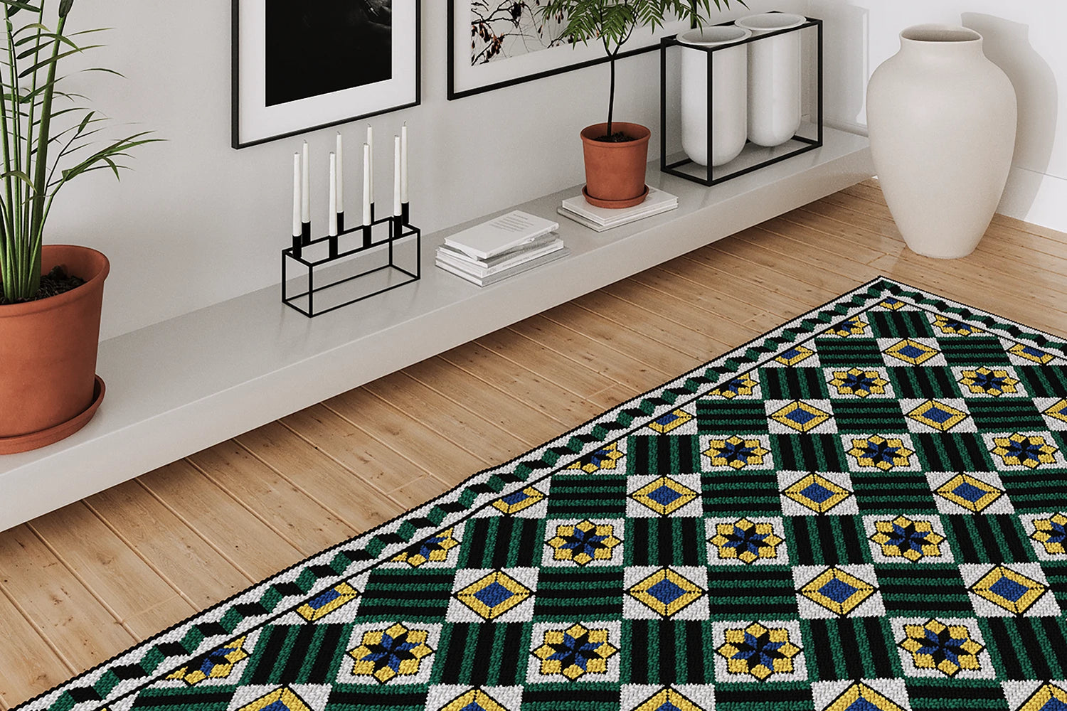 Sala minimalista com tapete de arraiolos verde de padrão geométrico, plantas e decoração discreta em tons neutros.