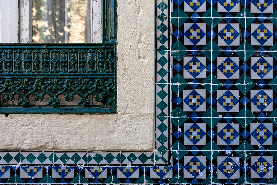 Parede com azuleijos coloridos