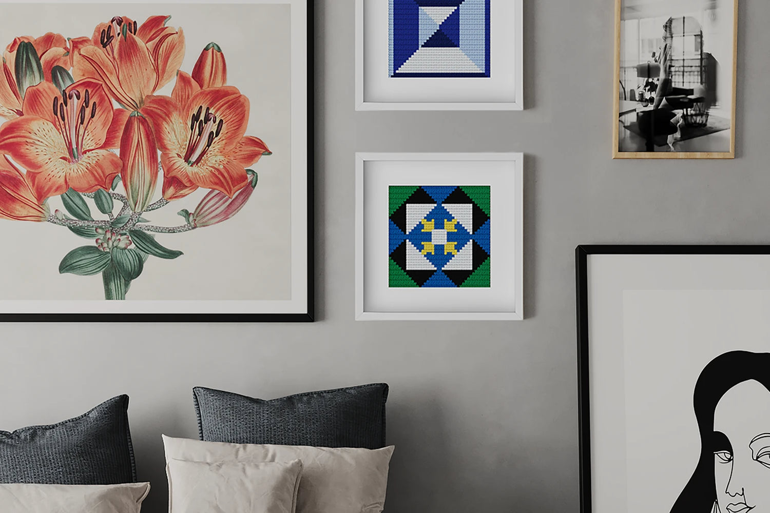 Parede com quadros decorativos